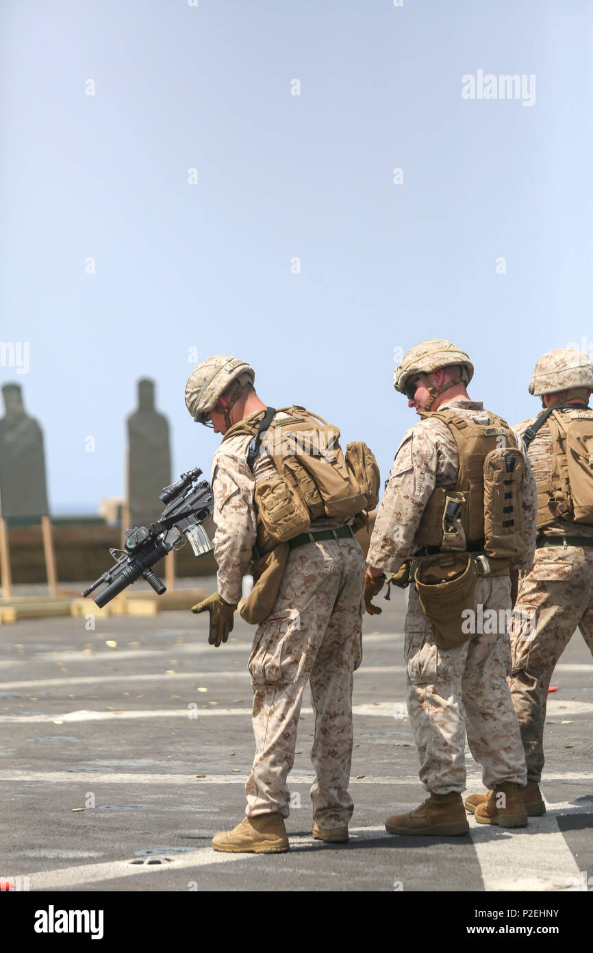 160904-M-KK554-056 Golfo di Aden (sett. 4, 2016) un U.S. Marina da Battaglione Team di atterraggio, 1° Battaglione, 6° Reggimento Marini, 22 Marine Expeditionary Unit (MEU) carichi di munizioni per un incendio-e-ponte di manovra shoot sett. 4, 2016 a bordo del trasporto anfibio dock nave USS San Antonio (LPD 17). Xxii MEU, distribuito con la Vespa Anfibia Gruppo pronto, è il mantenimento della sicurezza regionale negli Stati Uniti Quinta Flotta area di operazioni. (U.S. Marine Corps foto di Sgt. Ryan giovani) Foto Stock