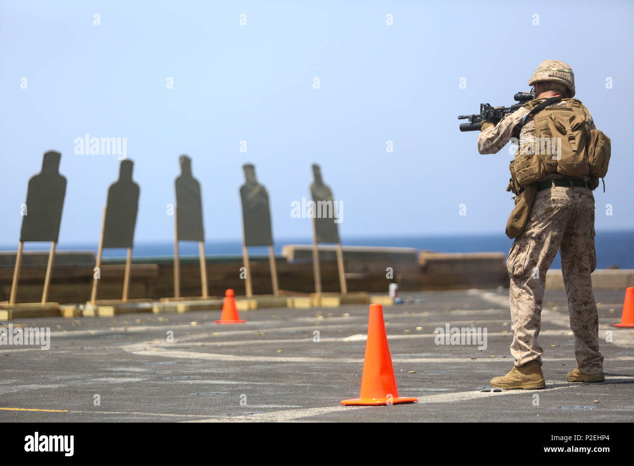 160904-M-KK554-067 Golfo di Aden (sett. 4, 2016) un U.S. Marina da Battaglione Team di atterraggio, 1° Battaglione, 6° Reggimento Marini, 22 Marine Expeditionary Unit (MEU), prende la mira durante un incendio-e-ponte di manovra shoot sett. 4, 2016 a bordo del trasporto anfibio dock nave USS San Antonio (LPD 17). Xxii MEU, distribuito con la Vespa Anfibia Gruppo pronto, è il mantenimento della sicurezza regionale negli Stati Uniti Quinta Flotta area di operazioni. (U.S. Marine Corps foto di Sgt. Ryan giovani) Foto Stock