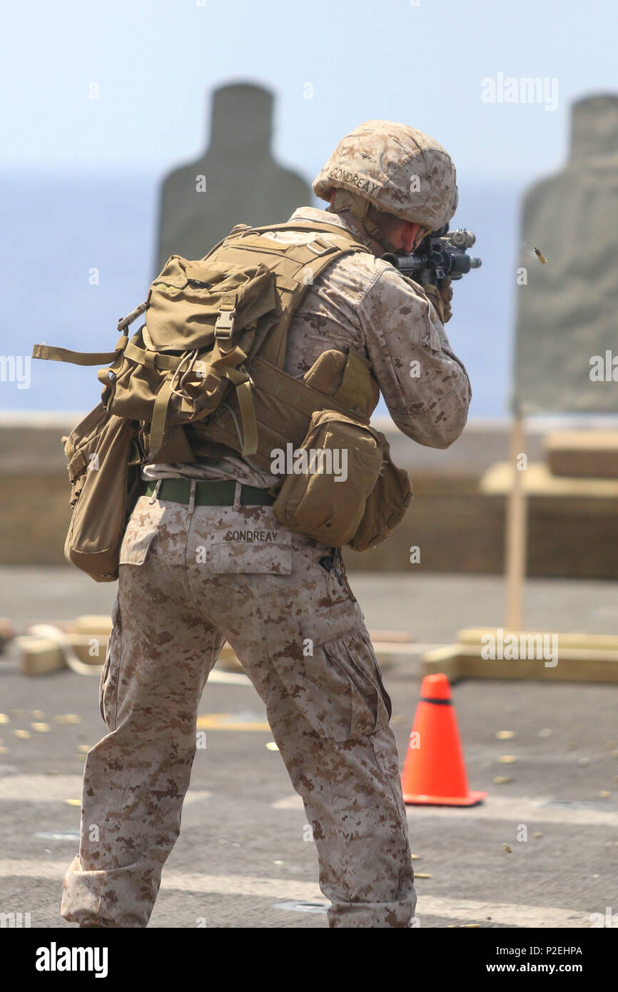 160904-M-KK554-146 Golfo di Aden (sett. 4, 2016) un U.S. Marina da Battaglione Team di atterraggio, 1° Battaglione, 6° Reggimento Marini, 22 Marine Expeditionary Unit (MEU), incendi sul suo bersaglio durante un incendio-e-ponte di manovra shoot sett. 4, 2016 a bordo del trasporto anfibio dock nave USS San Antonio (LPD 17). Xxii MEU, distribuito con la Vespa Anfibia Gruppo pronto, è il mantenimento della sicurezza regionale negli Stati Uniti Quinta Flotta area di operazioni. (U.S. Marine Corps foto di Sgt. Ryan giovani) Foto Stock