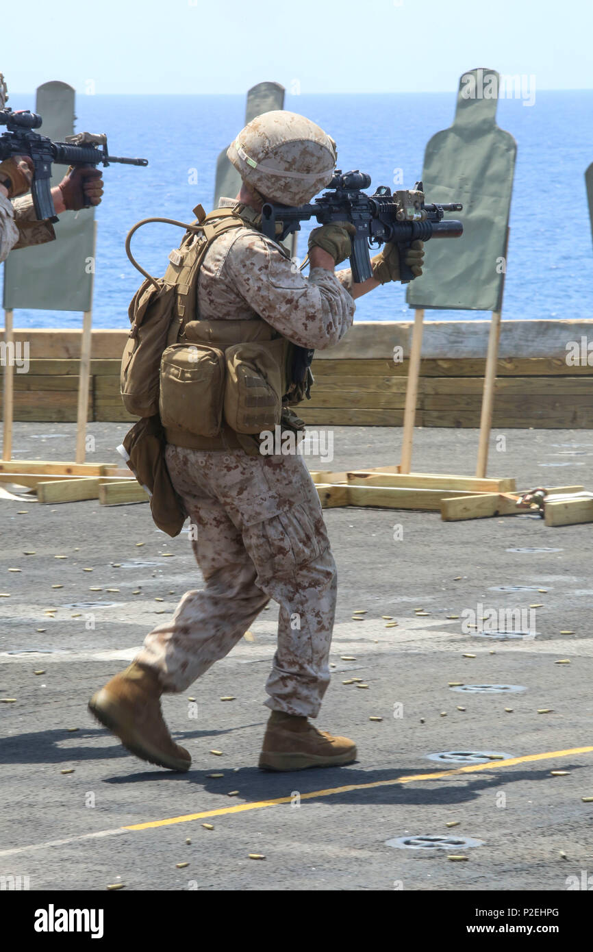 160904-M-KK554-176 Golfo di Aden (sett. 4, 2016) un U.S. Marina da Battaglione Team di atterraggio, 1° Battaglione, 6° Reggimento Marini, 22 Marine Expeditionary Unit (MEU), avanza verso e dagli incendi sul suo bersaglio durante un incendio-e-ponte di manovra shoot sett. 4, 2016 a bordo del trasporto anfibio dock nave USS San Antonio (LPD 17). Xxii MEU, distribuito con la Vespa Anfibia Gruppo pronto, è il mantenimento della sicurezza regionale negli Stati Uniti Quinta Flotta area di operazioni. (U.S. Marine Corps foto di Sgt. Ryan giovani) Foto Stock