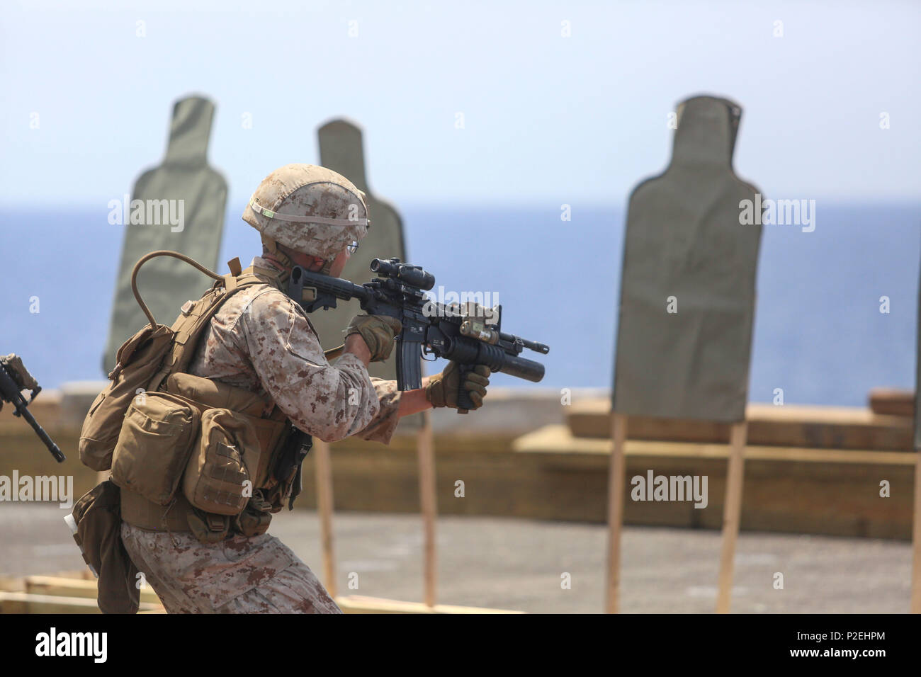 160904-M-KK554-189 Golfo di Aden (sett. 4, 2016) un U.S. Marina da Battaglione Team di atterraggio, 1° Battaglione, 6° Reggimento Marini, 22 Marine Expeditionary Unit (MEU), avanza verso e dagli incendi sul suo bersaglio durante un incendio-e-ponte di manovra shoot sett. 4, 2016 a bordo del trasporto anfibio dock nave USS San Antonio (LPD 17). Xxii MEU, distribuito con la Vespa Anfibia Gruppo pronto, è il mantenimento della sicurezza regionale negli Stati Uniti Quinta Flotta area di operazioni. (U.S. Marine Corps foto di Sgt. Ryan giovani) Foto Stock