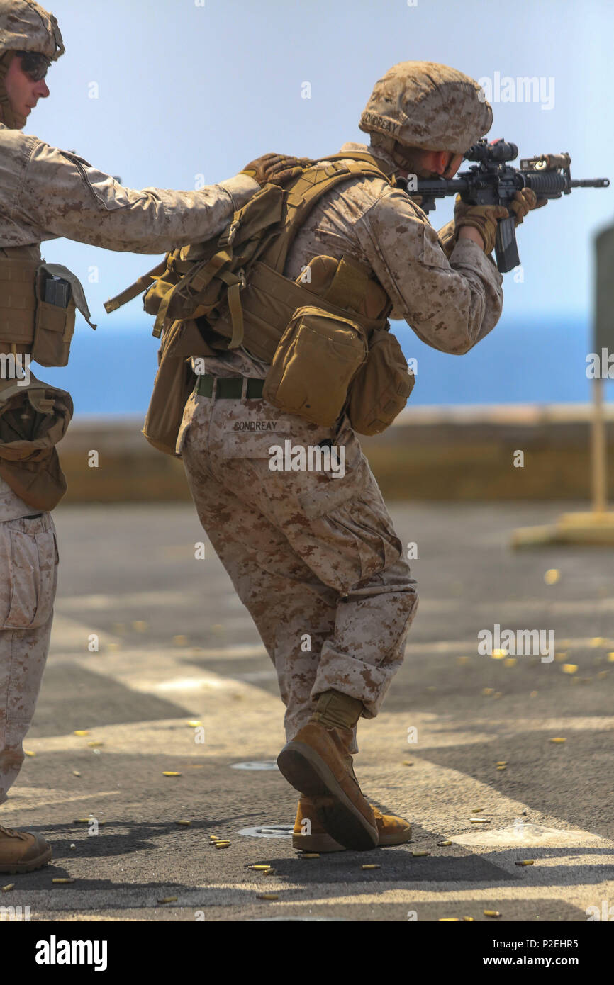 160904-M-KK554-306 Golfo di Aden (sett. 4, 2016) un U.S. Marina da Battaglione Team di atterraggio, 1° Battaglione, 6° Reggimento Marini, 22 Marine Expeditionary Unit (MEU), avanza verso e dagli incendi sul suo bersaglio durante un incendio-e-ponte di manovra shoot sett. 4, 2016 a bordo del trasporto anfibio dock nave USS San Antonio (LPD 17). Xxii MEU, distribuito con la Vespa Anfibia Gruppo pronto, è il mantenimento della sicurezza regionale negli Stati Uniti Quinta Flotta area di operazioni. (U.S. Marine Corps foto di Sgt. Ryan giovani) Foto Stock
