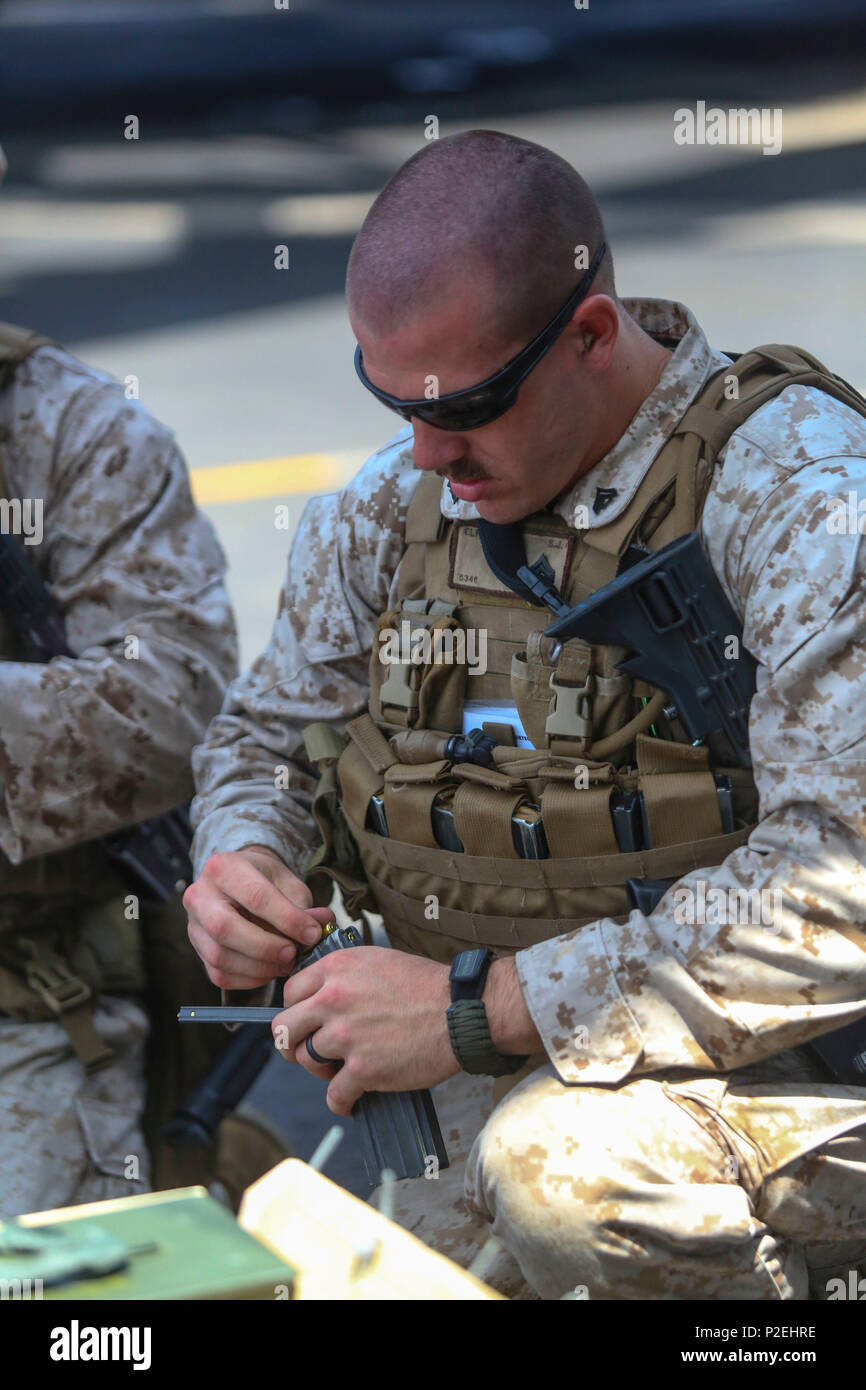 160904-M-KK554-388 Golfo di Aden (sett. 4, 2016) un U.S. Marina da Battaglione Team di atterraggio, 1° Battaglione, 6° Reggimento Marini, 22 Marine Expeditionary Unit (MEU) carichi di munizioni per un incendio-e-ponte di manovra shoot sett. 4, 2016 a bordo del trasporto anfibio dock nave USS San Antonio (LPD 17). Xxii MEU, distribuito con la Vespa Anfibia Gruppo pronto, è il mantenimento della sicurezza regionale negli Stati Uniti Quinta Flotta area di operazioni. (U.S. Marine Corps foto di Sgt. Ryan giovani) Foto Stock