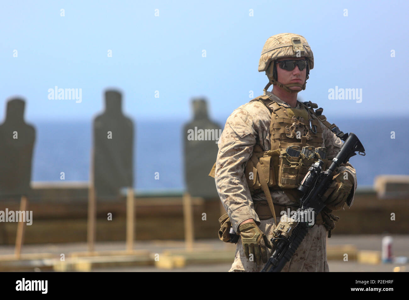 160904-M-KK554-396 Golfo di Aden (sett. 4, 2016) un U.S. Marina da Battaglione Team di atterraggio, 1° Battaglione, 6° Reggimento Marini, 22 Marine Expeditionary Unit (MEU), rivolto verso l'alto di gamma prima che un eventuale incendio-e-ponte di manovra shoot sett. 4, 2016 a bordo del trasporto anfibio dock nave USS San Antonio (LPD 17). Xxii MEU, distribuito con la Vespa Anfibia Gruppo pronto, è il mantenimento della sicurezza regionale negli Stati Uniti Quinta Flotta area di operazioni. (U.S. Marine Corps foto di Sgt. Ryan giovani) Foto Stock