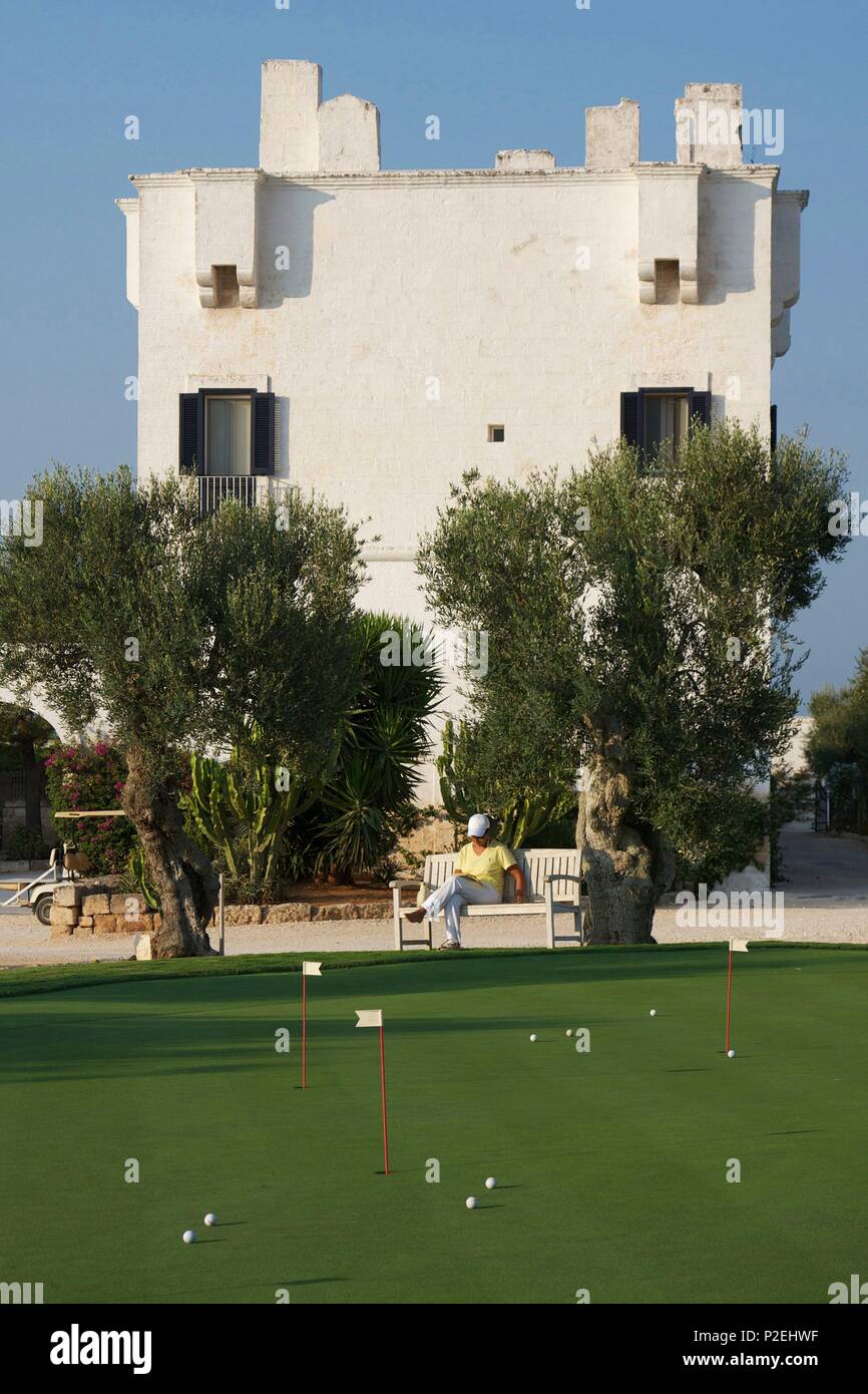 L'Italia, Puglia, Savelletri di Fasano, Olivo bloccato sul verde del La Masseria Torre Maizza Foto Stock