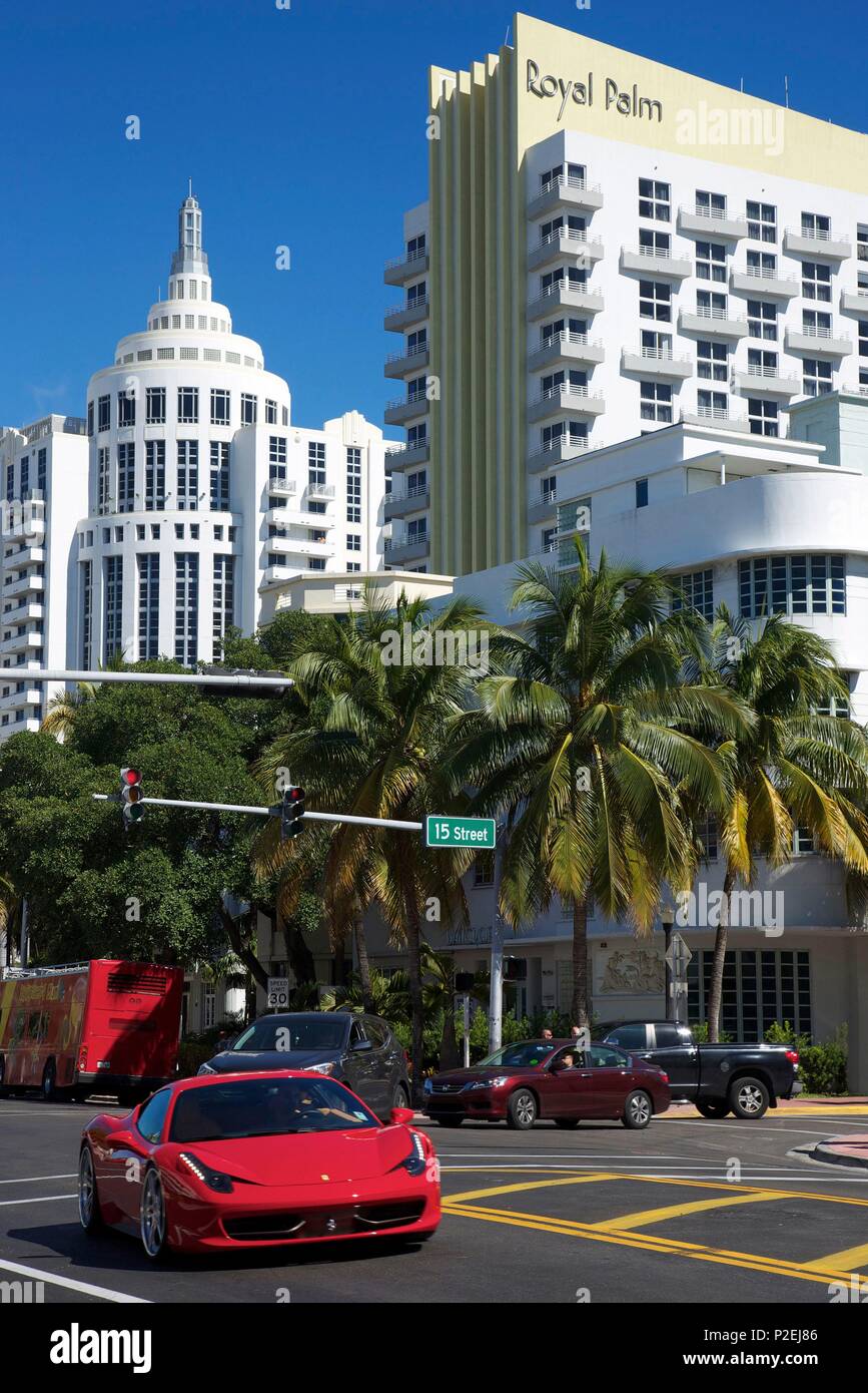 Stati Uniti, Florida, Miami, Ferrari andando indietro Collins Avenue, con sullo sfondo la Art deco hotel Royal Palm, sulla South Beach distretto Foto Stock