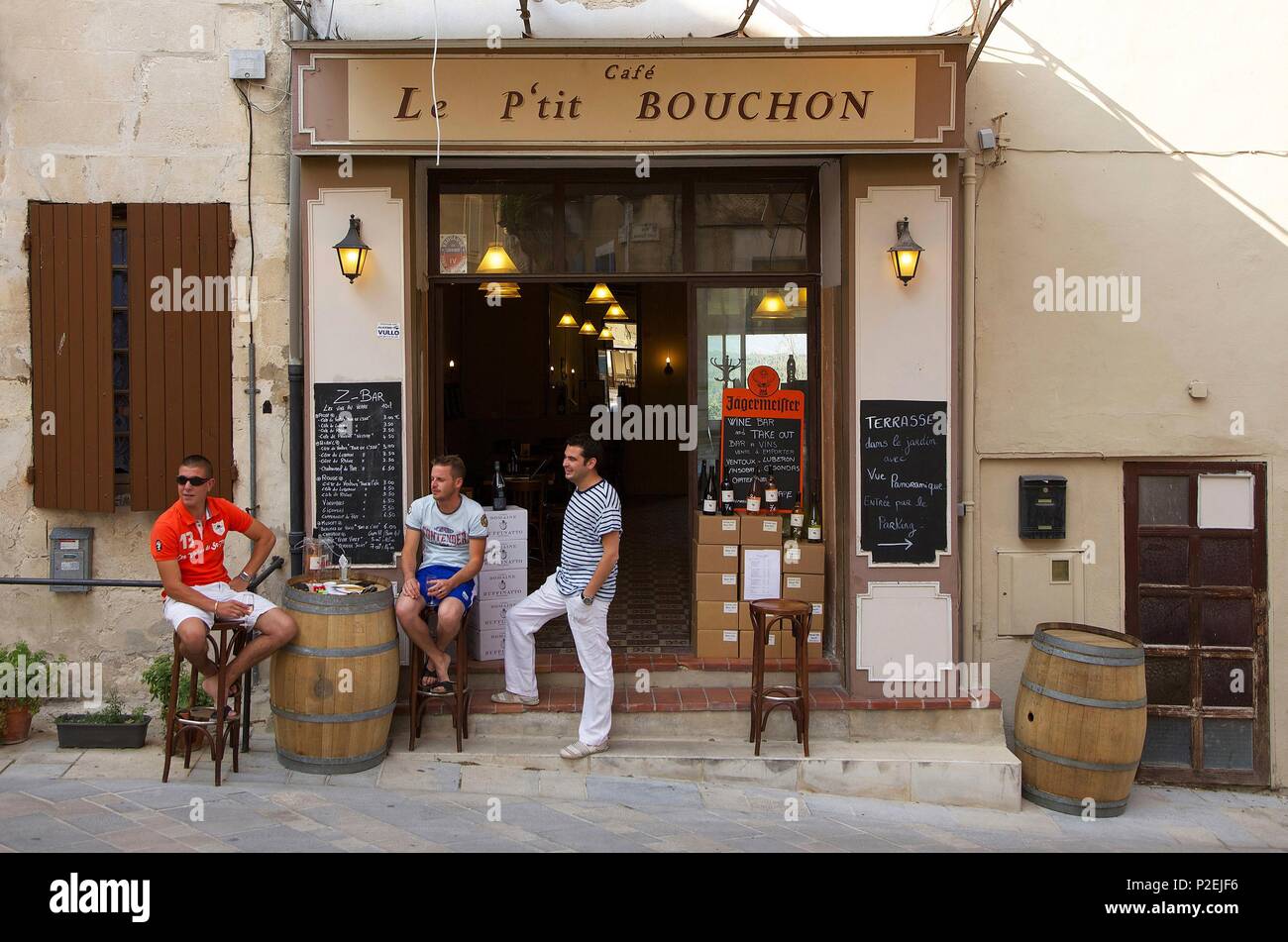 Francia, Vaucluse, Luberon, Menerbes, giovani persone in tarrace di un caffè del borgo antico Foto Stock