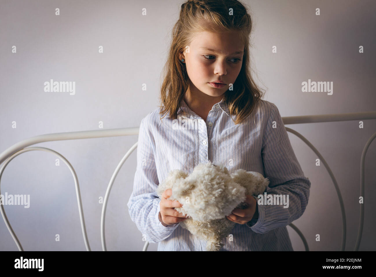 Ragazza triste tenendo un orsacchiotto Foto Stock