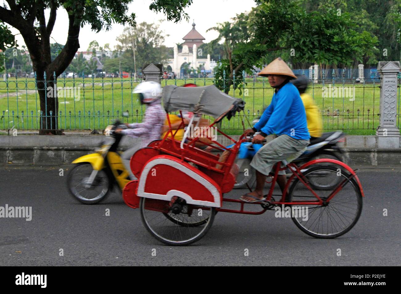 Indonesia, Java, Solo, Bike rickshaw nella parte anteriore del kraton, l'antico palazzo reale di Surakarta Foto Stock