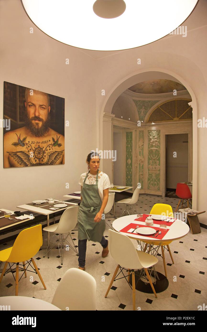 In Italia, la Liguria, geni, server nella sala colazione della storica residenza el nuvole, un hotel boutique installato in un ex palazzo Foto Stock
