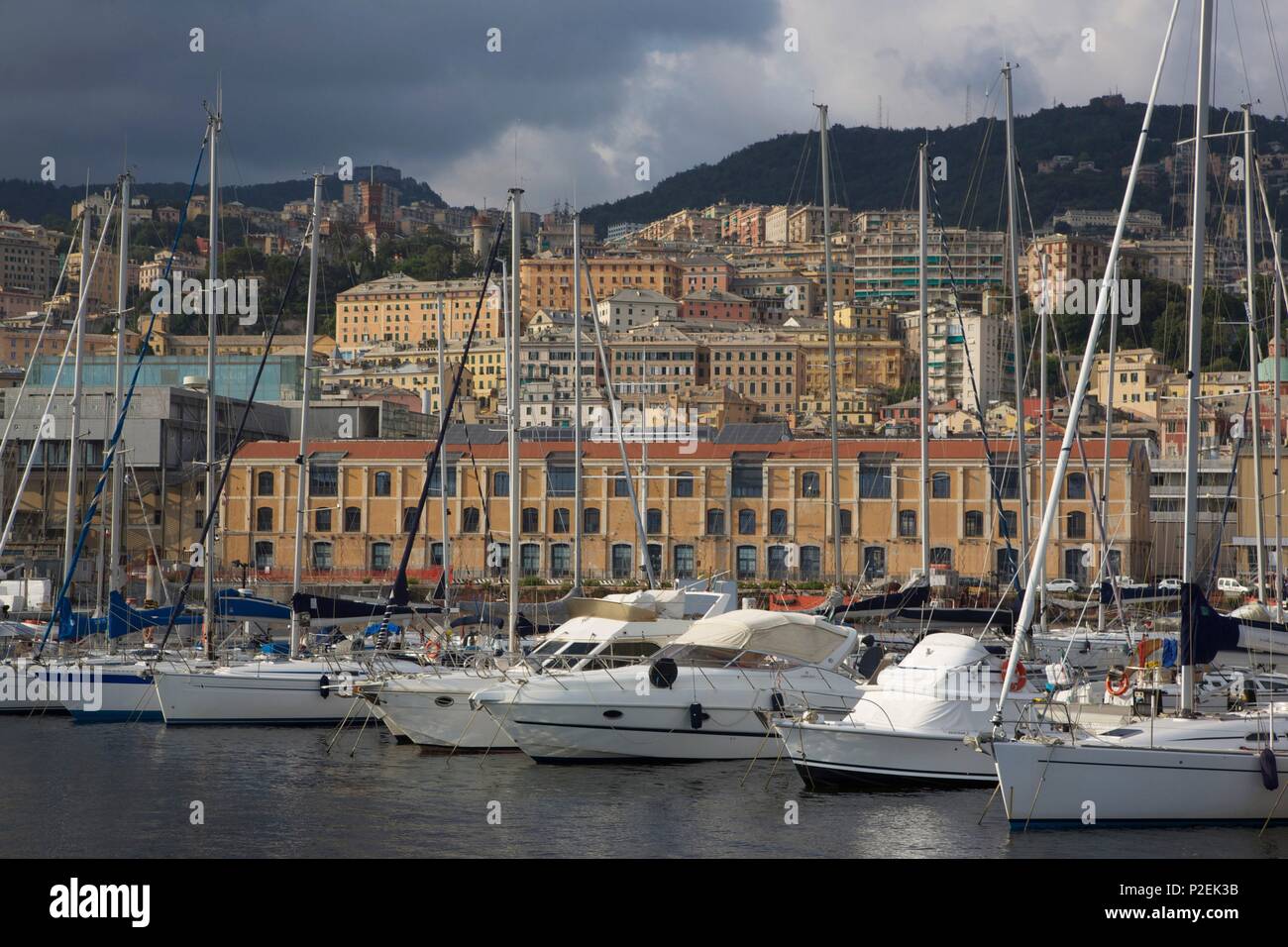 In Italia, la Liguria, geni, porto vecchio, velieri ormeggiati nel porto antico affacciato sulle colline della città vecchia Foto Stock