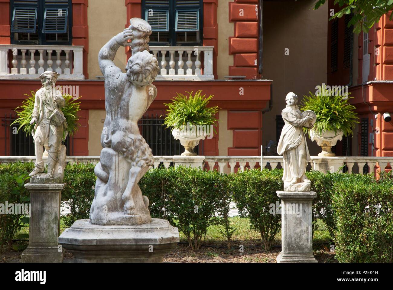 In Italia, la Liguria, geni, Palazzo dei Rolli, statue in stile neoclassico nel giardino di Palazzo Bianco Foto Stock