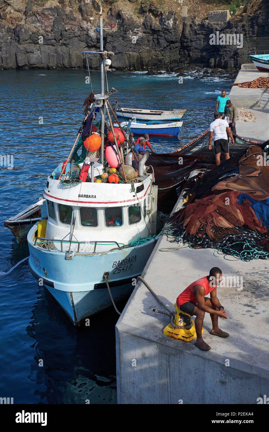 Capo Verde, Santo Antao, Porto Novo, pescatori sul molo dietro una barca da pesca Foto Stock