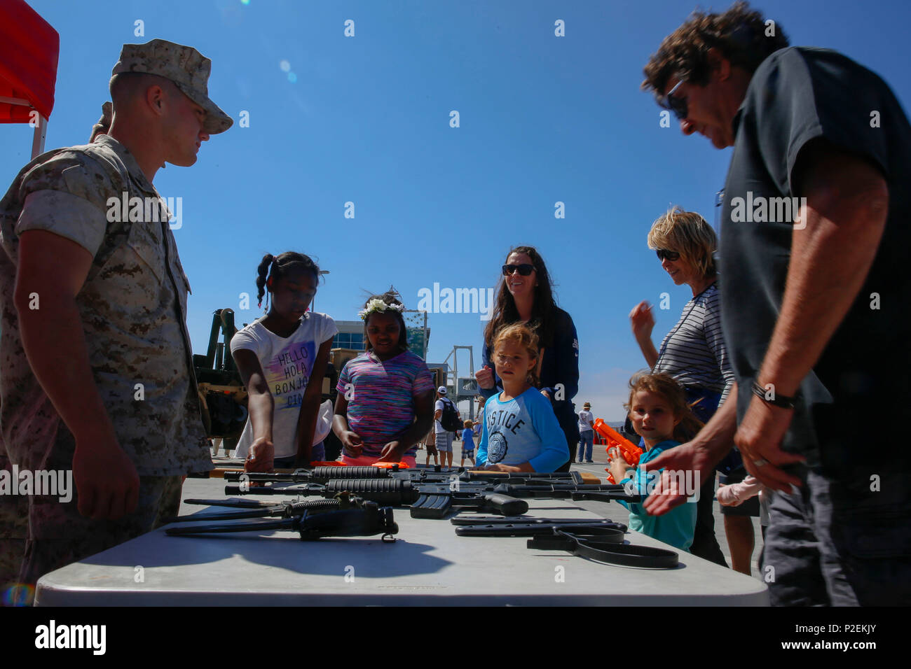 Settimana della flotta di San Diego ai partecipanti di vedere noi armi marino a Broadway Pier, San Diego, California, Sett. 10, 2016. Il giro evento cittadine è stata un opportunità per Marines e marinai per connettersi con la gente di San Diego e la comunità circostante per la vetrina Navy-Marine Corps team come America's vigore nella prontezza. (U.S. Marine Corps photo by Lance Cpl. Frank Cordoba) Foto Stock