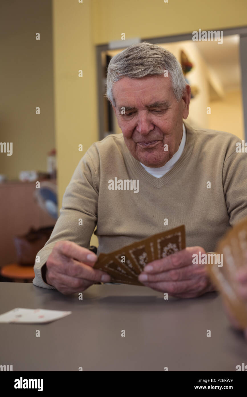 Senior uomo carte da gioco Foto Stock