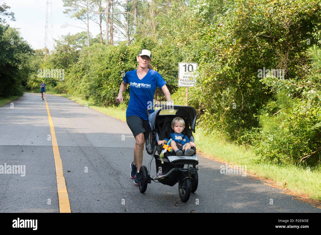 160908-N-NW048-023 Norfolk, Virginia (sett. 8, 2016) Passeggino Warrior Lisa Scott mantiene un ritmo costante con suo figlio durante la Giornata del Lavoro 5k a bordo Expeditionary Comune Base (JEB) Little Creek- Fort Story annualmente. Jeb Little Creek morale, il benessere e la ricreazione (MWR) ospita il 5k per Active Duty militari e dei loro familiari. (Brevetto statunitense n. S. Marina foto di MC3 Shanell Lawrence/rilasciato) Foto Stock