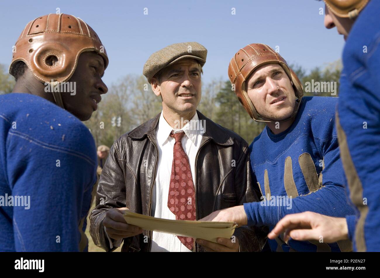 Pellicola originale titolo: LEATHERHEADS. Titolo inglese: LEATHERHEADS. Regista: George Clooney. Anno: 2008. Stelle: George Clooney; MALCOM GOODWIN; NICK PAONESSA. Credito: CASEY SILVER PRODUCTIONS/fuorilegge PROD/fumo casa / GORDON, MELINDA Luisa Rossi / Album Foto Stock