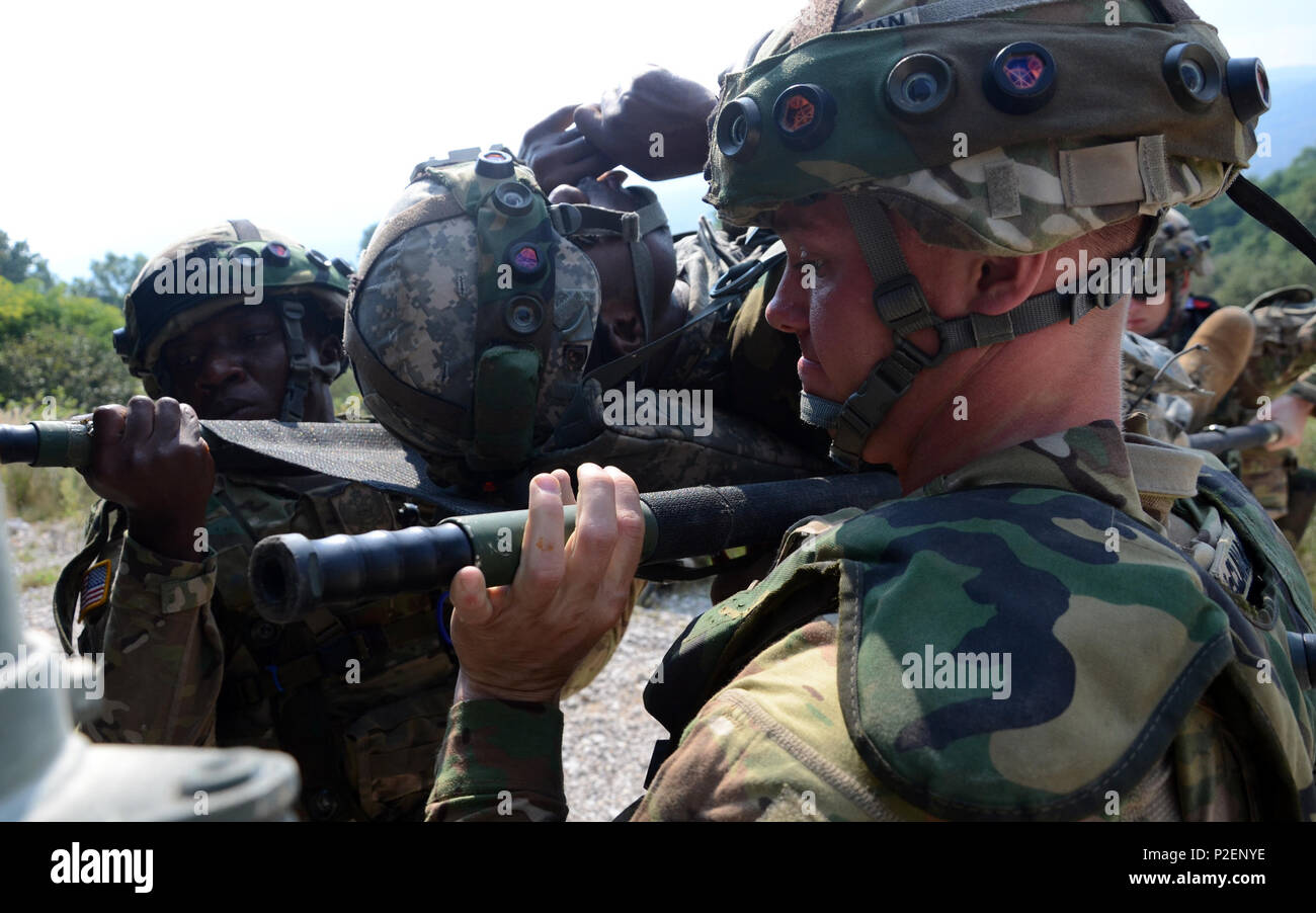 Stati Uniti Army Spc. Adeboye Ademolu, sinistra e SPC. Zach McClanahan, diritto, lotta contro i medici assegnati alla società C, 173rd Airborne Brigata Battaglione di supporto, spostare simulato un soldato ferito su una evacuazione medica veicolo durante un attacco intenzionale trapani, Sett. 14, 2016 come parte di esercitare una risposta immediata 16 detenuti a forze armate croate area formazione di Slunj, Croazia. Risposta immediata 16 è una multinazionale, vigili del comando di livello esercizio post utilizzando computer-assisted simulazioni e formazione sul campo degli esercizi a cavallo di due paesi, la Croazia e la Slovenia. L'esercizio si verifica sett. 9-23, Foto Stock