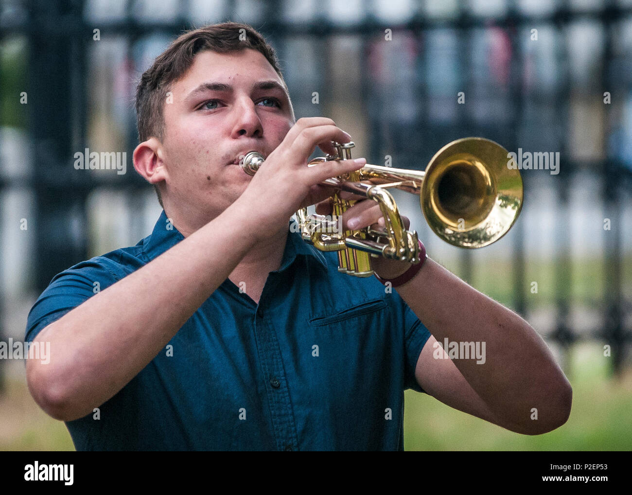 Un bugler da Londonderry High School gioca rubinetti a conclusione della American Legion Post 27's ricordo cerimonia in Londonderry, New Hampshire per il quindicesimo anniversario del settembre xi gli attacchi terroristici. Foto Stock