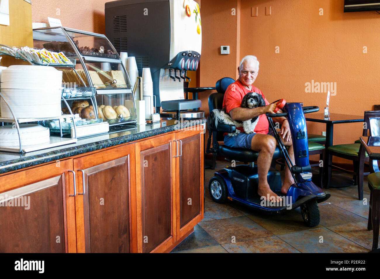 Florida Clearwater,Holiday Inn Express,hotel,motel,colazione a buffet gratuita,sala da pranzo,anziani cittadini,uomo uomo maschio,cart wheelc elettrico Foto Stock