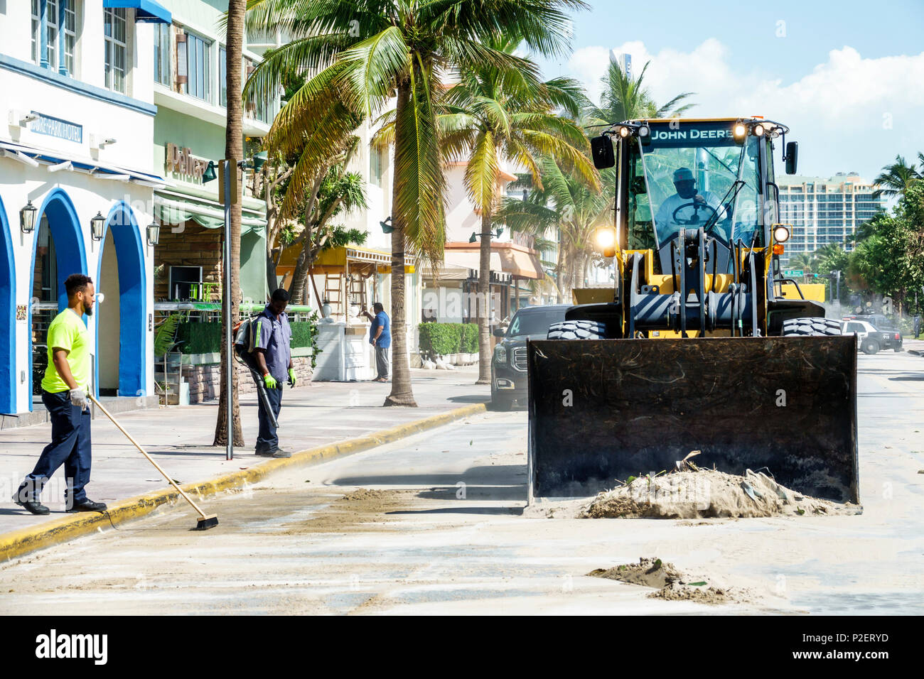 Miami Beach Florida,Ocean Drive,Hurricane Irma,danni,rimozione sabbia,pulizia strada,John Deere 524K pala gommata,trattore,uomo nero uomo maschio,spazzatura,cit Foto Stock