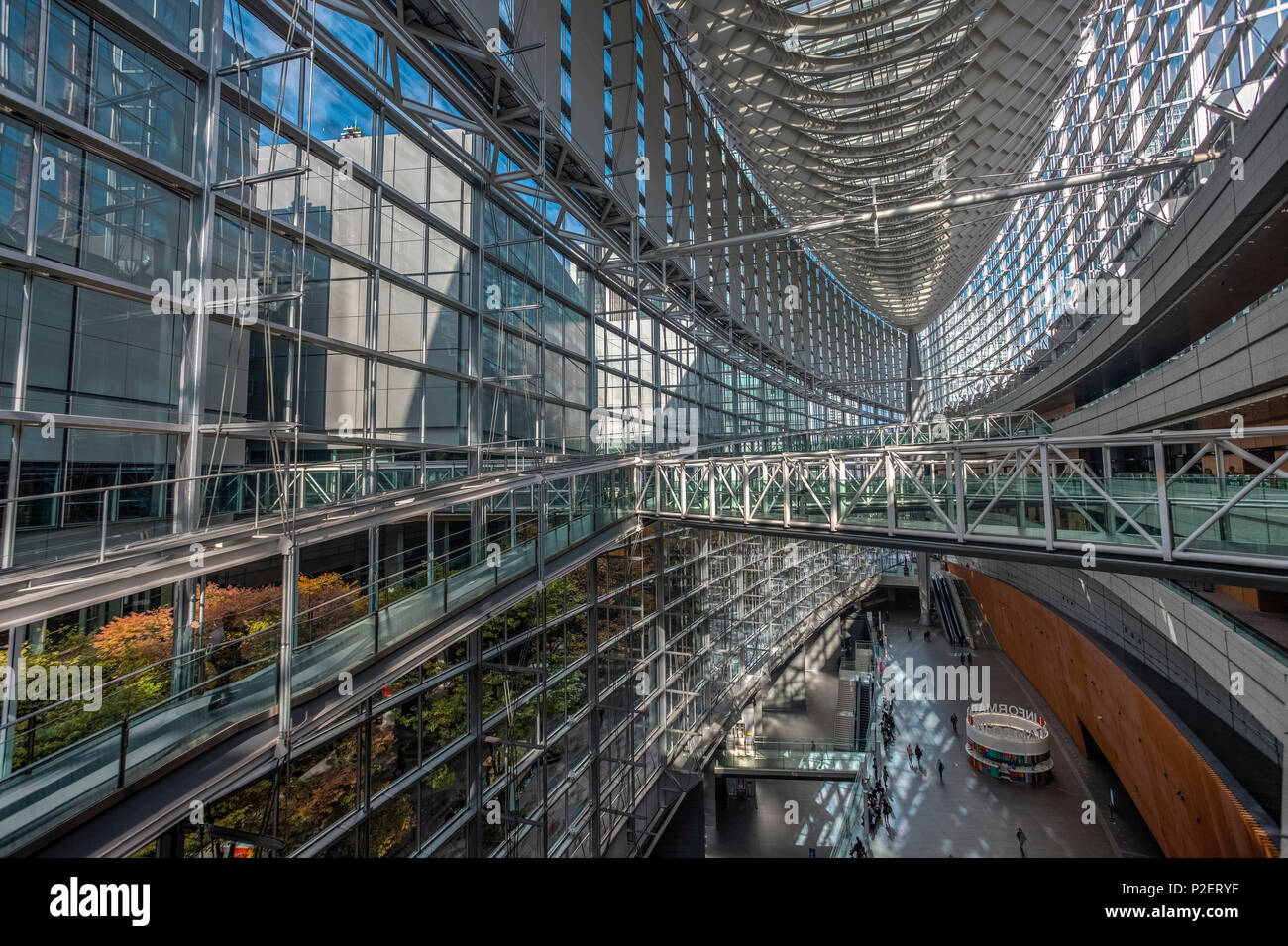 All'interno di architettura e tetto di Tokyo International Forum, Chiyoda-ku, Tokyo, Giappone Foto Stock