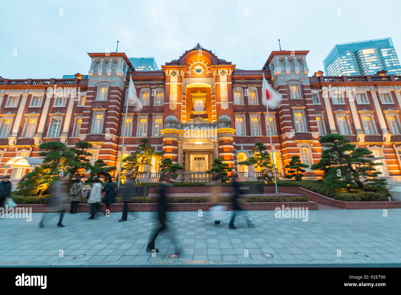 Pini in Emperors Gate della stazione di Tokyo con luci, Chuo-ku, Tokyo, Giappone Foto Stock