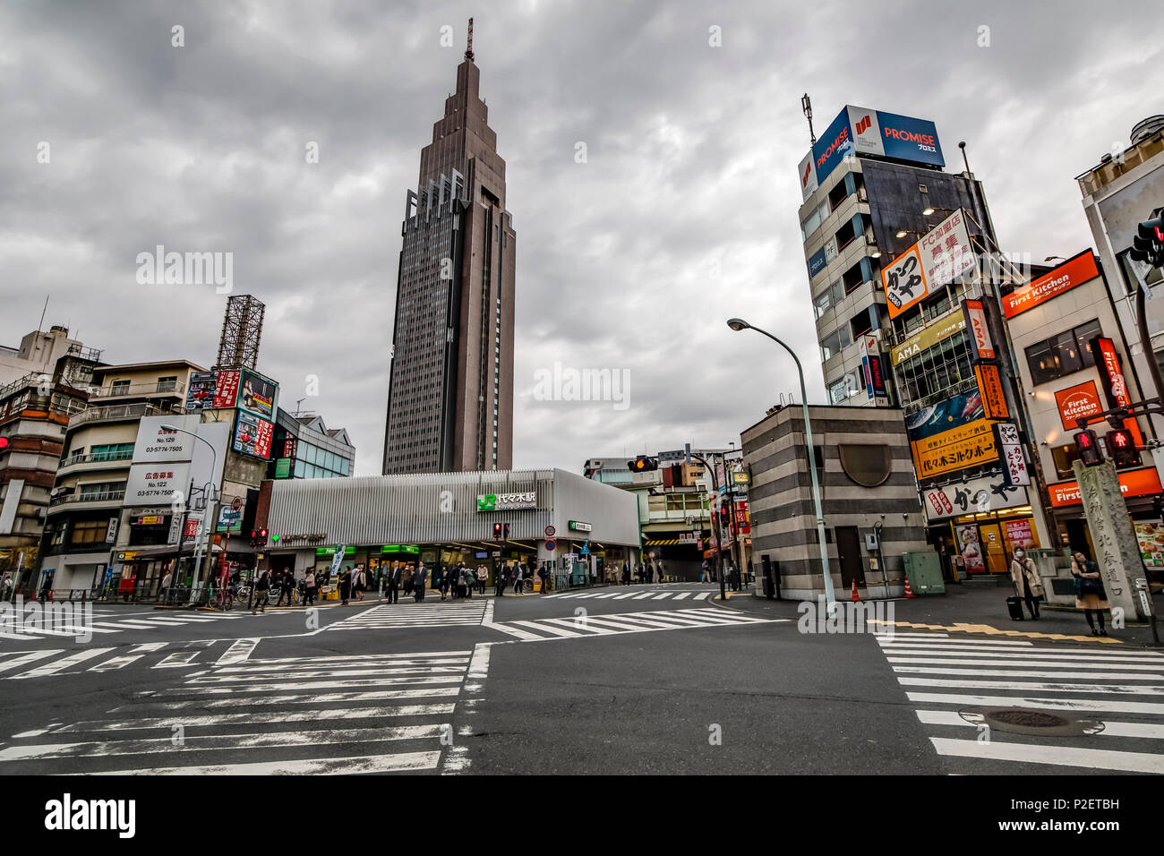 Strisce pedonali nella parte anteriore della stazione di Yoyogi con NTT
