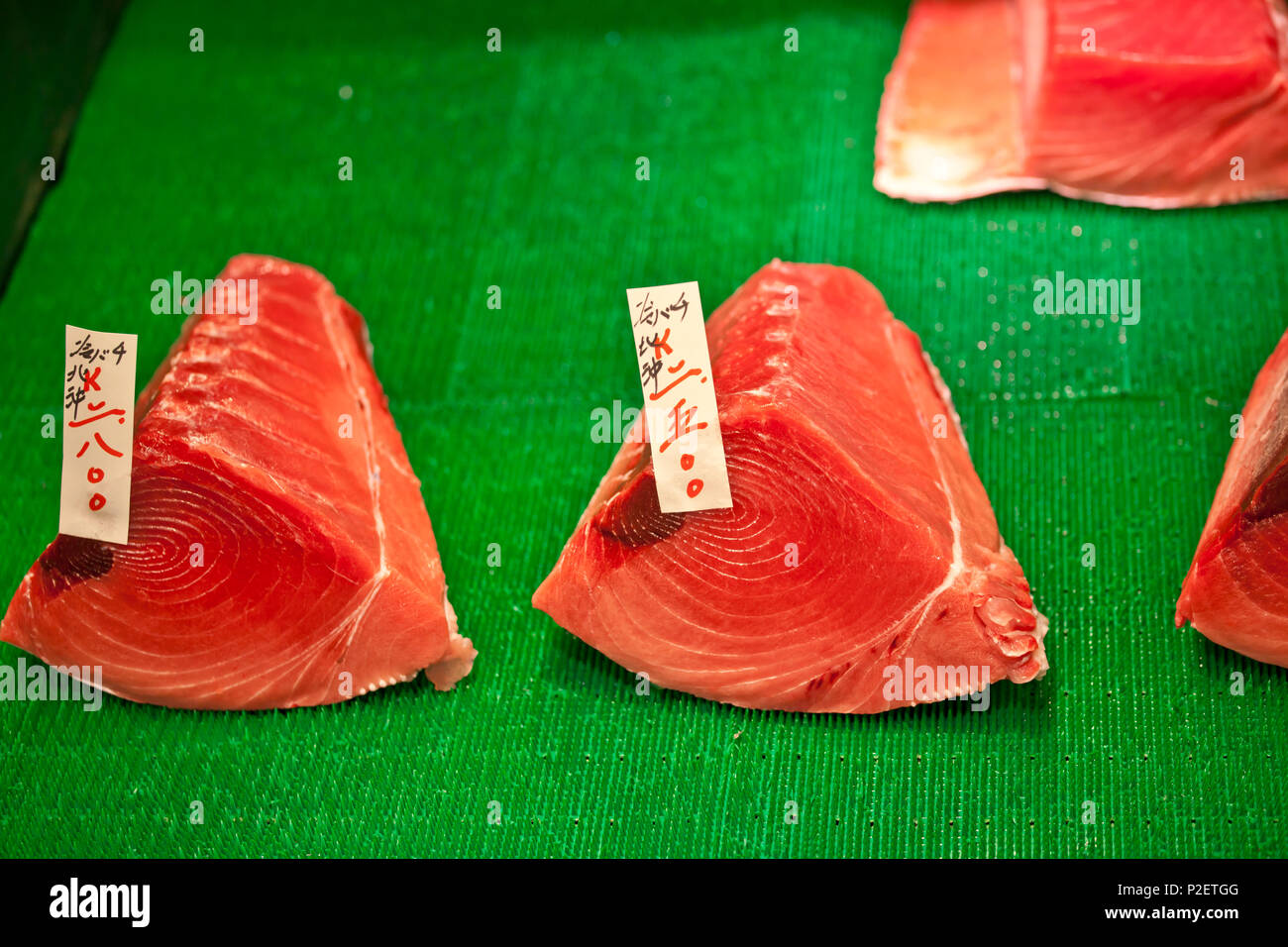 Pezzi di tonno al commercio all'ingrosso di Pesce di Tsukiji, Chuo-ku,  Tokyo, Giappone Foto stock - Alamy