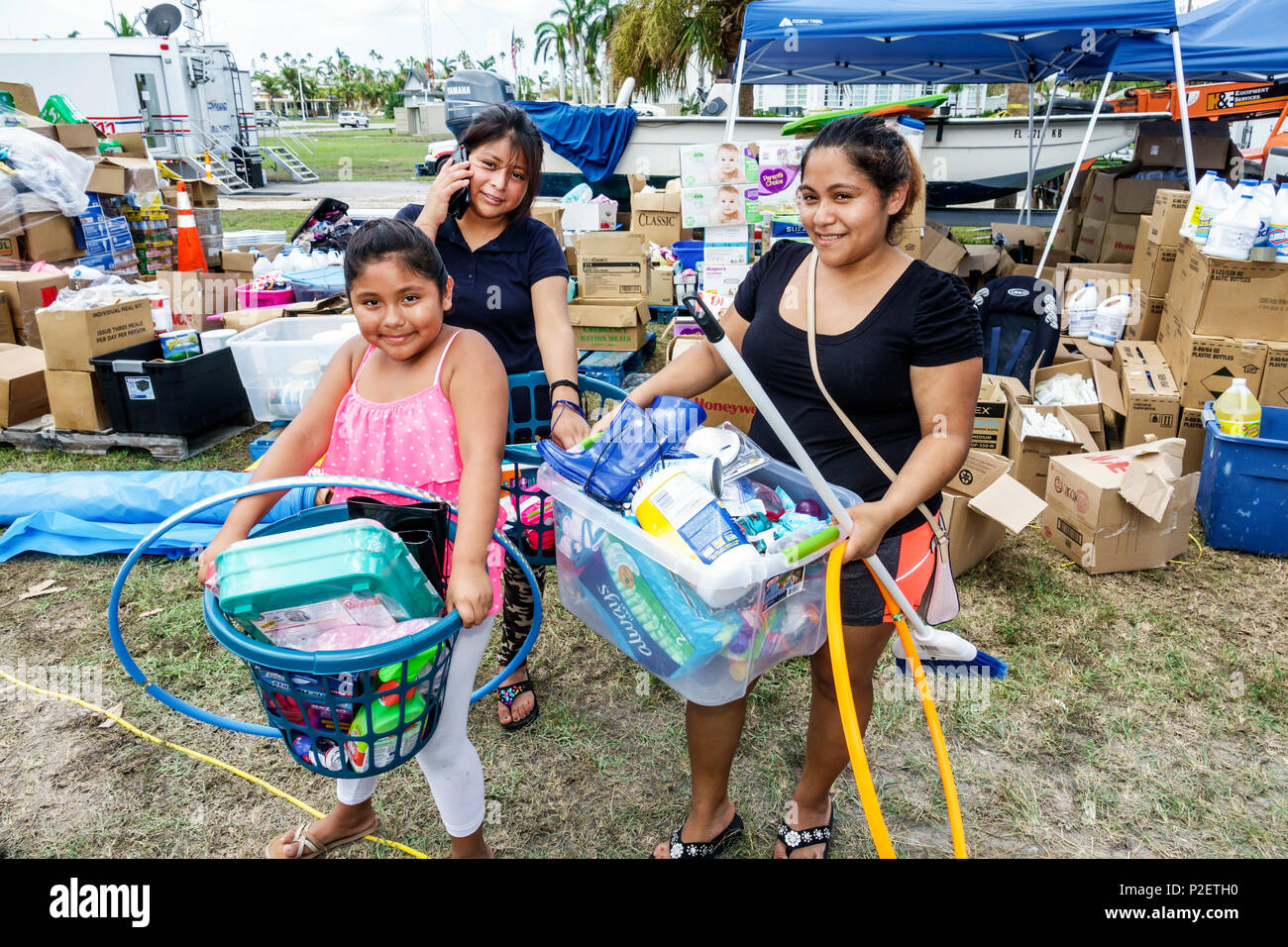 Everglades City Florida, dopo l'uragano Irma, risposta di emergenza federale, assistenza di recupero, ispanico, immigranti immigrati, ragazze di ragazza, bambini di capretto femmina c Foto Stock