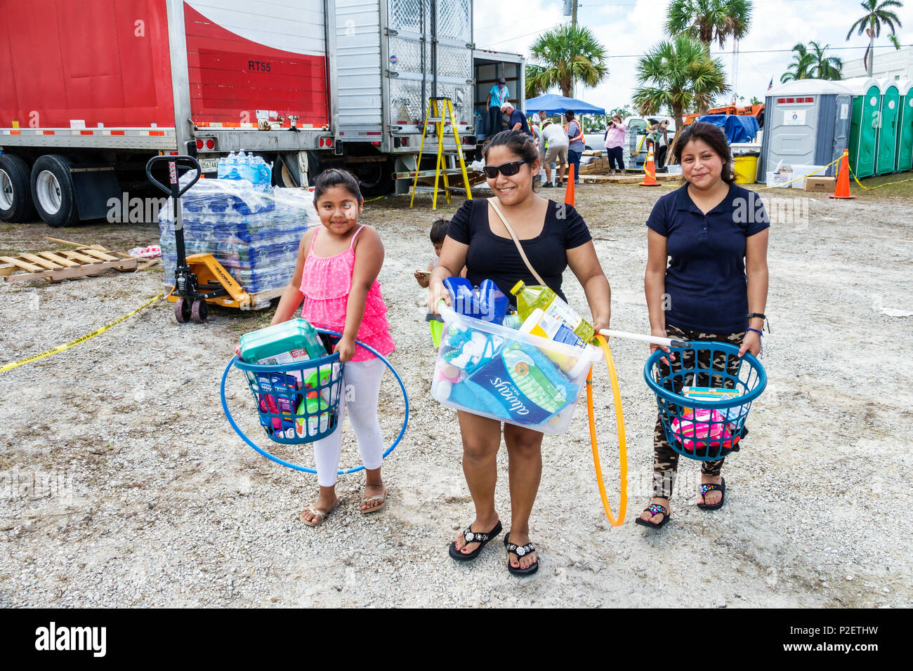 Everglades City Florida, dopo l'uragano Irma, risposta di emergenza federale, assistenza di recupero, ispanico, immigranti immigrati, ragazze di ragazza, bambini di capretto femmina c Foto Stock