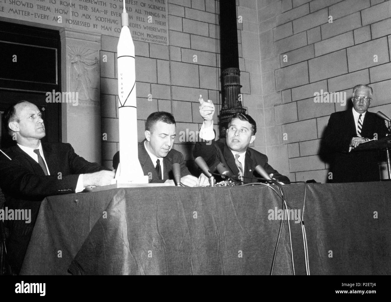 William Pickering, James Van Allen y Wernher von Braunen en una conferencia sobre el lanzamiento del Explorer 1, primer satélite americano artificiale. Enero de 1958. Foto Stock
