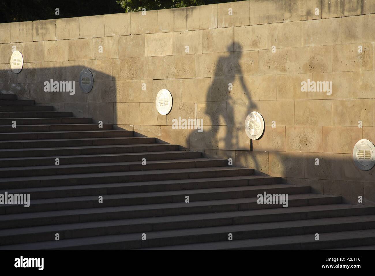 Spagna - Catalogna - Barcelonés (distretto) - Barcellona. Barcellona (capitale); detalle / sombras en pasarela de acceso a las Font de Montjuic (bici). Foto Stock