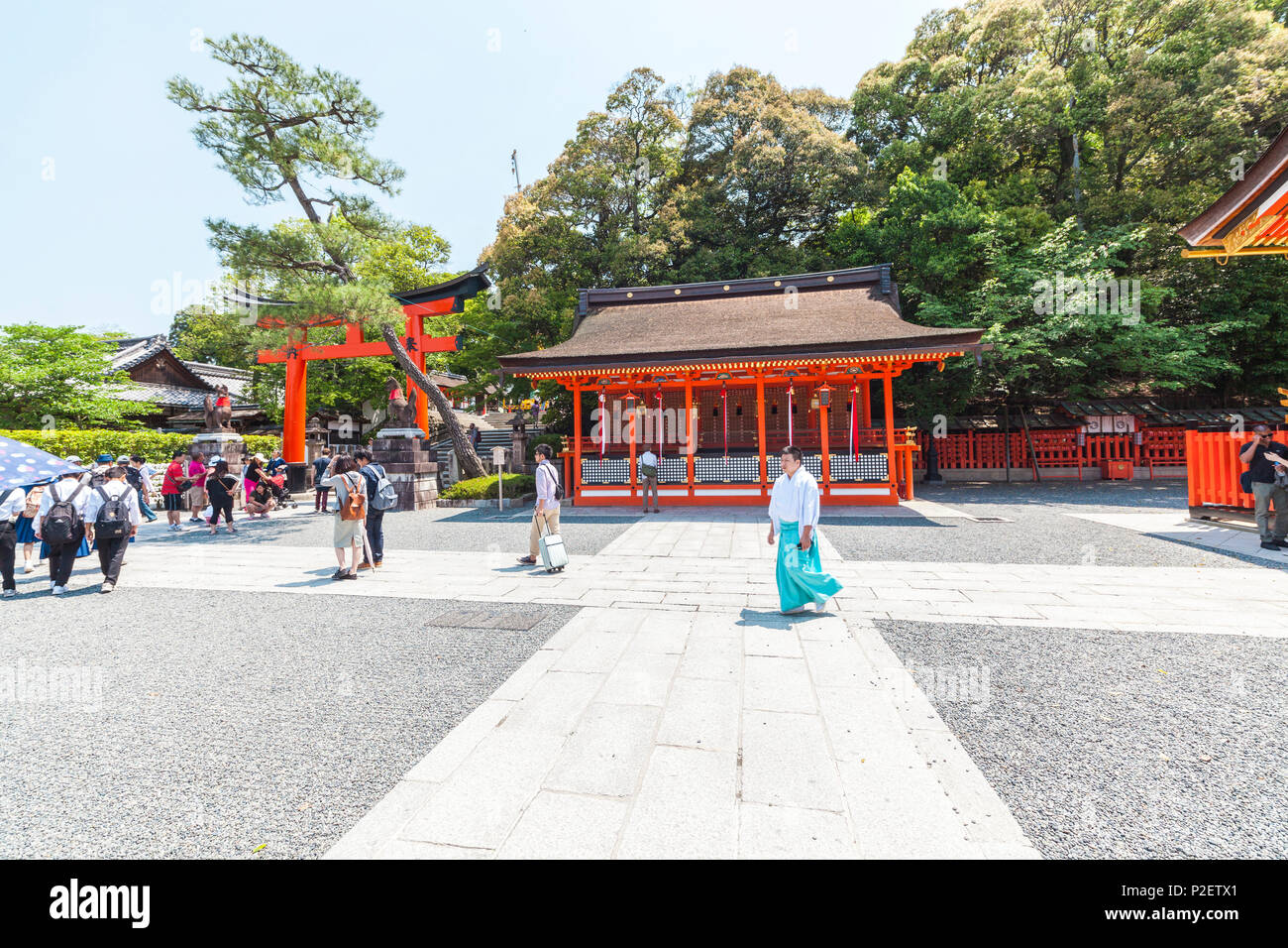 Turisti e Monaco a Fushimi Inari-Taisha a Kyoto, Giappone Foto Stock