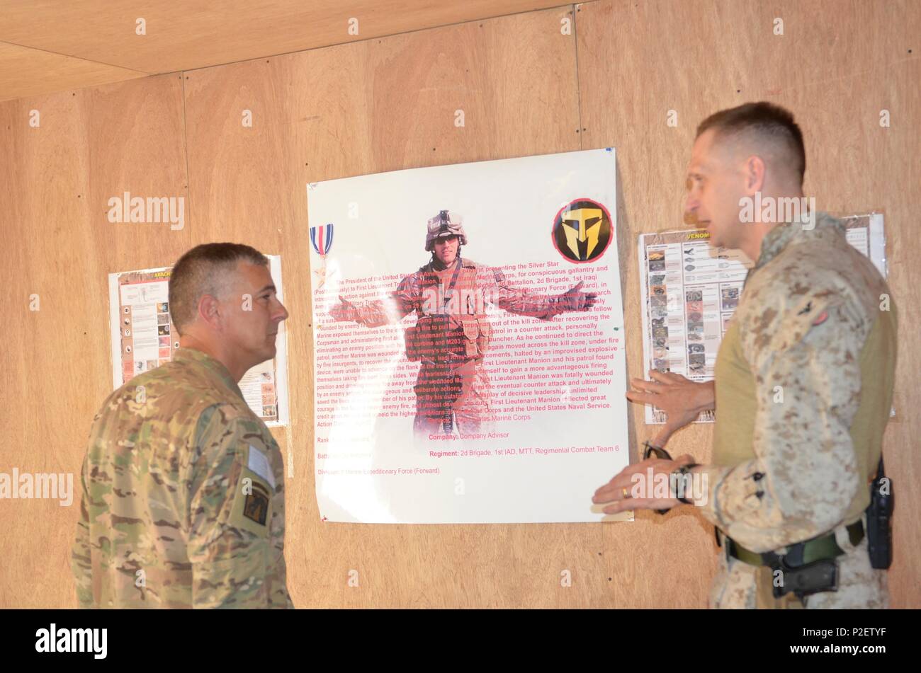 Lt. Gen. Stephen J. Townsend, sinistra, comandante della Combined Joint Task Force - Funzionamento inerenti risolvere è accolto da Col. Samuel C. Cook, comandante della Task Force Al Taqaddum a Camp Manion, Iraq, settembre 2016. Combined Joint Task Force-Operation inerenti risolvere è una multinazionale di sforzo per indebolire e distruggere lo Stato islamico in Iraq e il Levante le operazioni nella regione del Medio Oriente e in tutto il mondo. (U.S. Marine Corps photo by Capt. Ryan E. ALVIS) Foto Stock