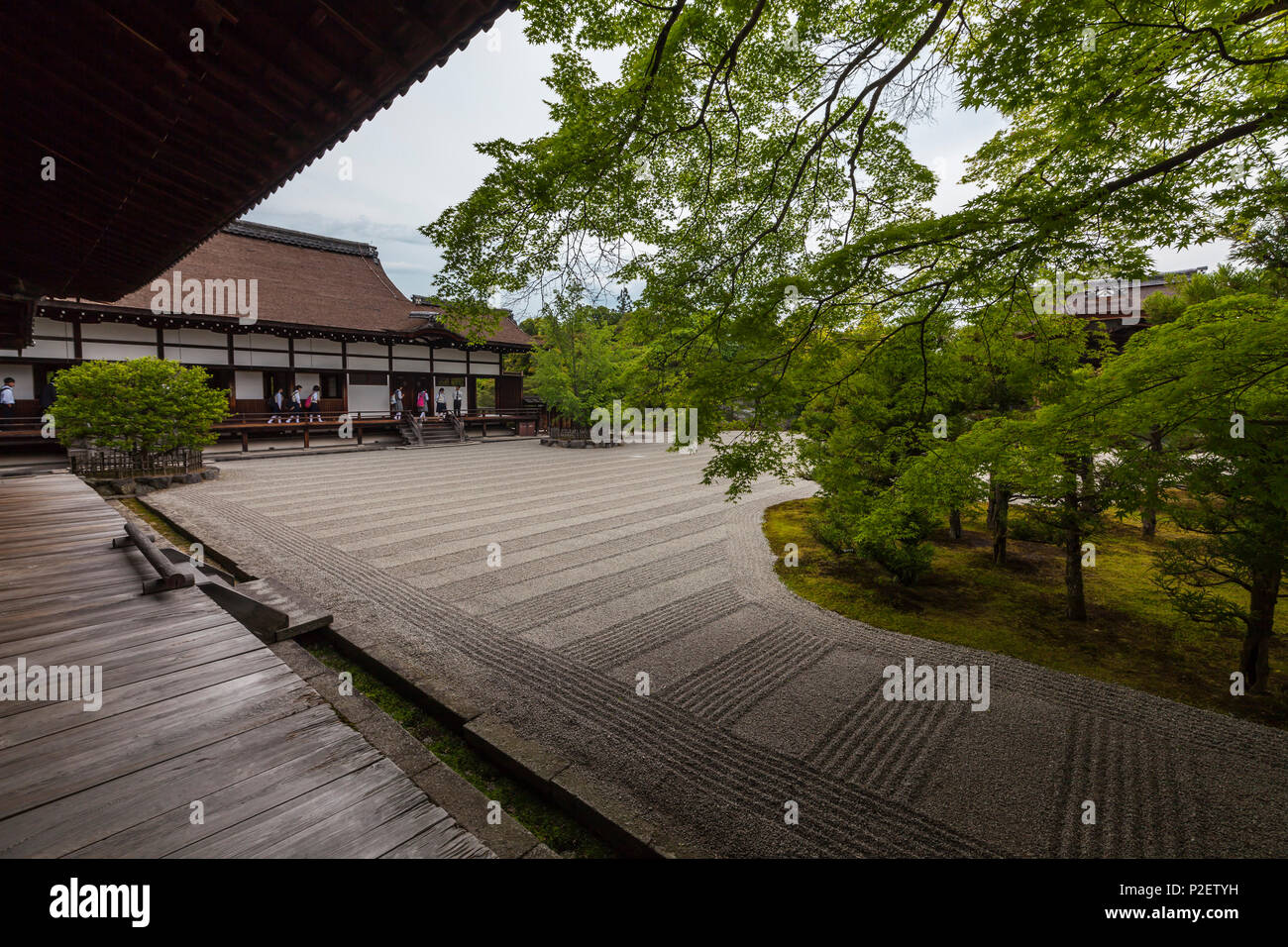 Il giardino di pietra e le ragazze della scuola al tempio Ninna-ji, Kyoto, Giappone Foto Stock