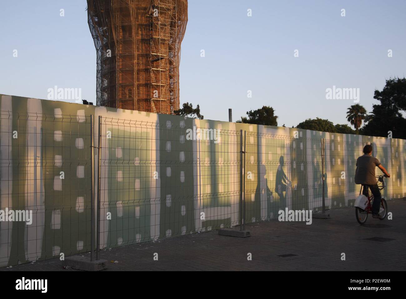 Spagna - Catalogna - Barcelonés (distretto) - Barcellona. Barcellona; antigua Torre de Aguas en el Parc de la Barceloneta; bicing. Foto Stock