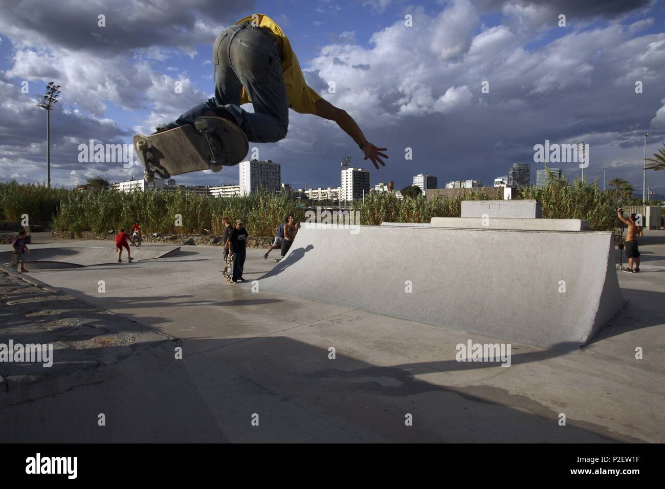 Spagna - Catalogna - Barcelonés (distretto) - Barcellona. Barcellona; "metà" para skaters y otros en el Parc del Poble Nou. Foto Stock