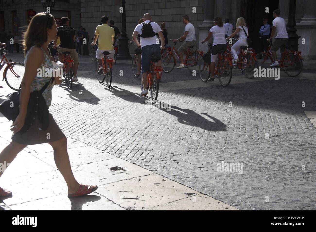 Spagna - Catalogna - Barcelonés (distretto) - Barcellona. Barcellona; Plaza / Plaça de Sant Jaume; grupo de Turistas en bicicleta (Ciutat Vella). Foto Stock