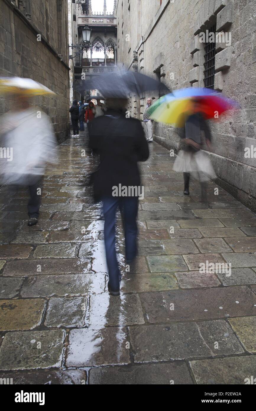 Spagna - Catalogna - Barcelonés (distretto) - Barcellona. Barcellona; carrer del Bisbe en día de Lluvia; laterale de la Catedral y Palau de la Generalitat (Barrio Gótico / Ciutat vella). Foto Stock