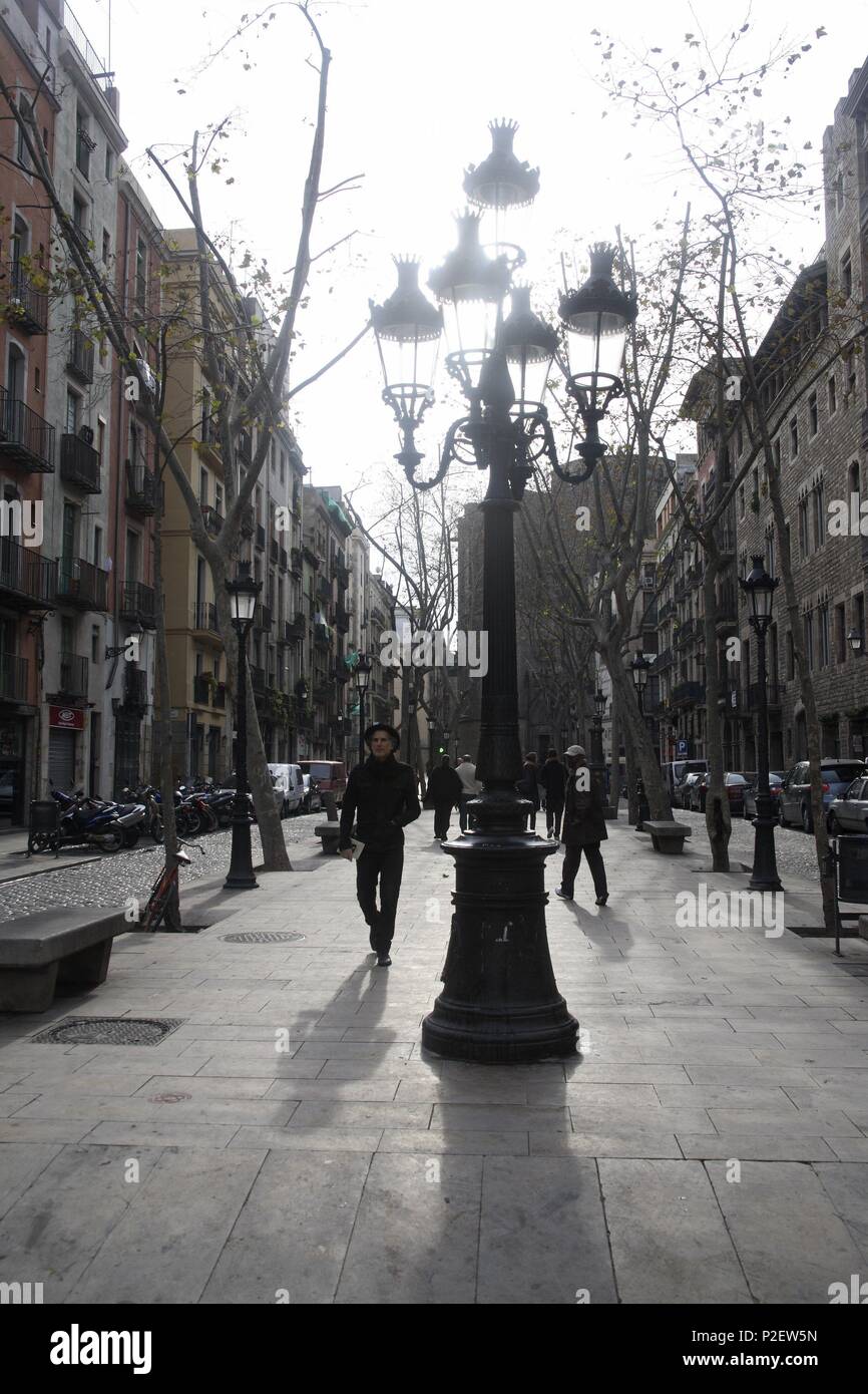 Spagna - Catalogna - Barcelonés (distretto) - Barcellona. Barcellona; Paseo del nato con la Iglesia de Santa Maria al fondo. Foto Stock