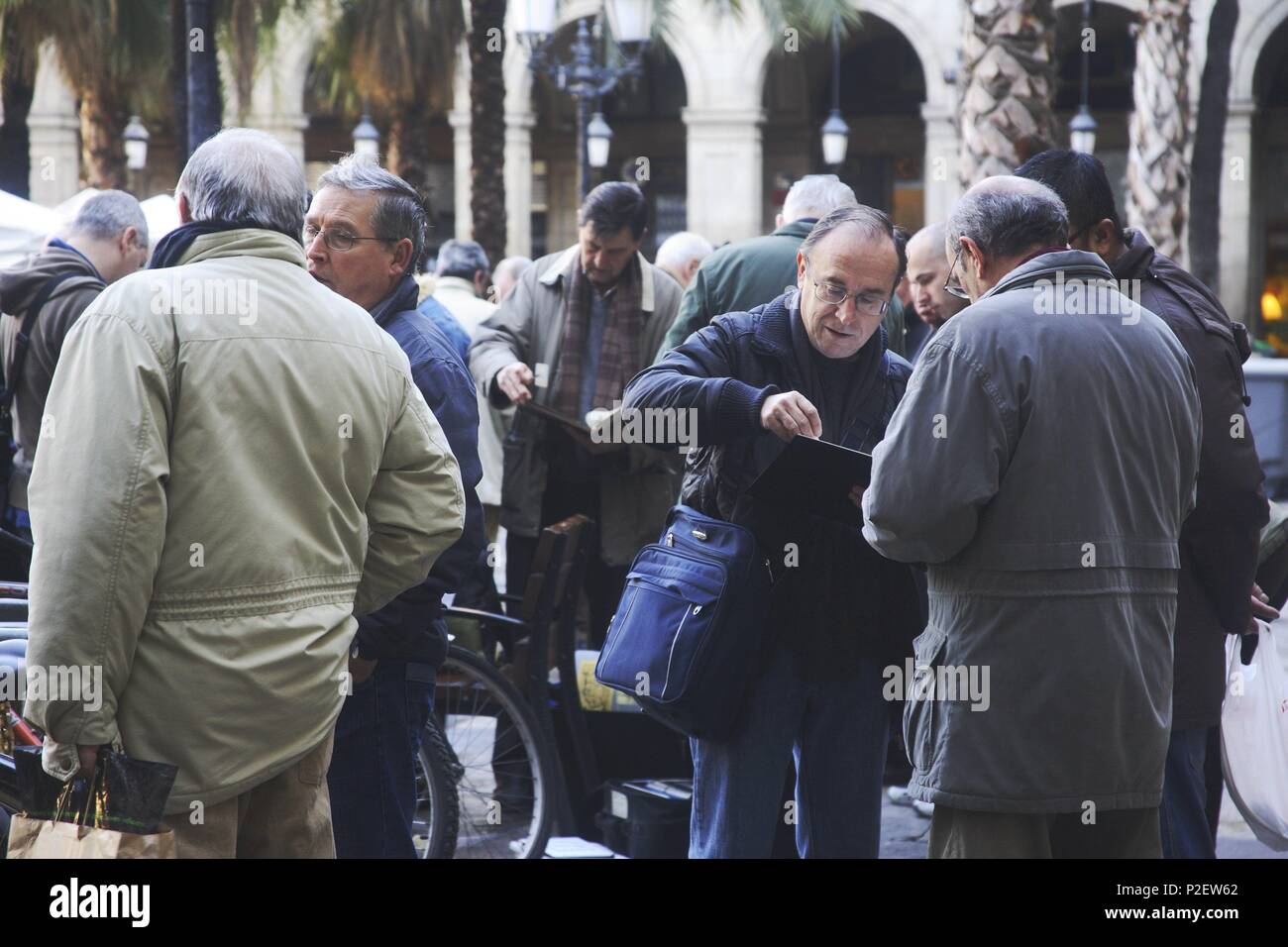 Spagna - Catalogna - Barcelonés (distretto) - Barcellona. Barcellona; mercadillo dominical de sellos en la Plaza Real / Plaça Reial. Foto Stock