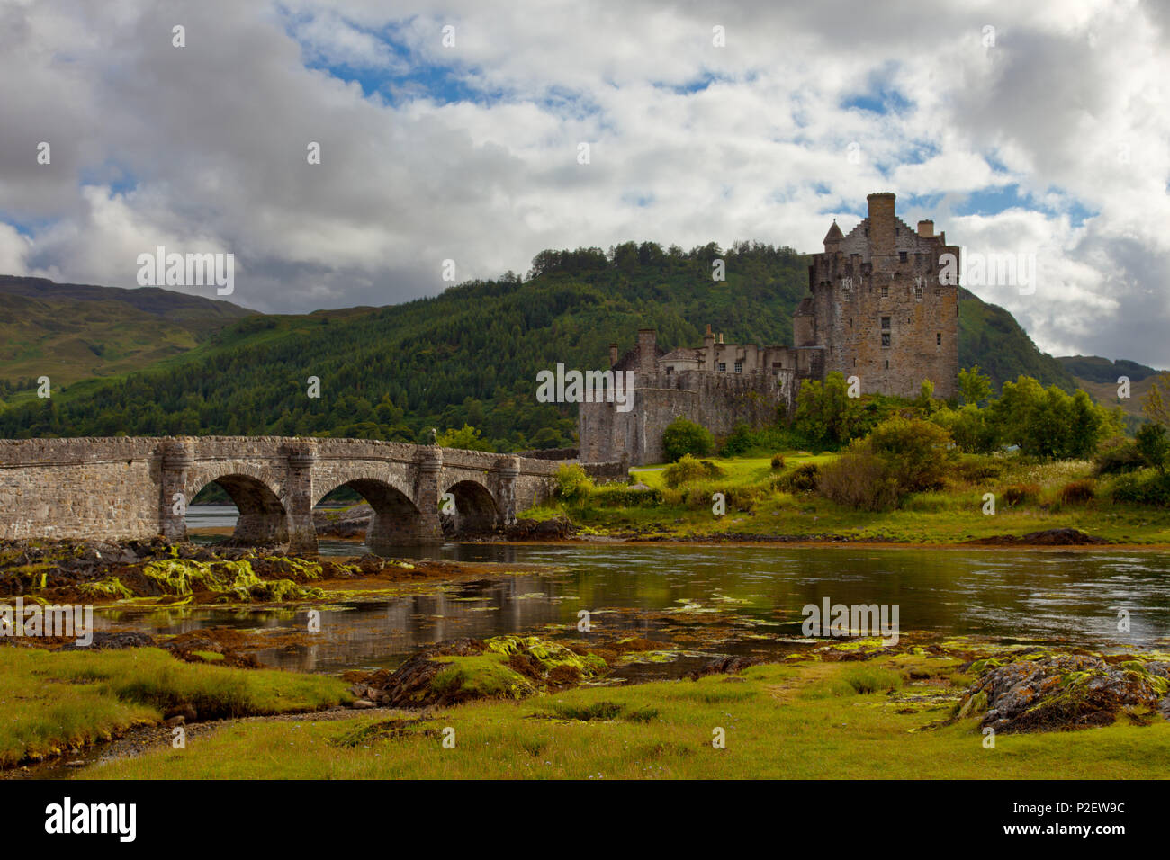 Eilean Donan Castle, vista frontale, Bridge, castello, Castello, altopiani, Scozia Foto Stock