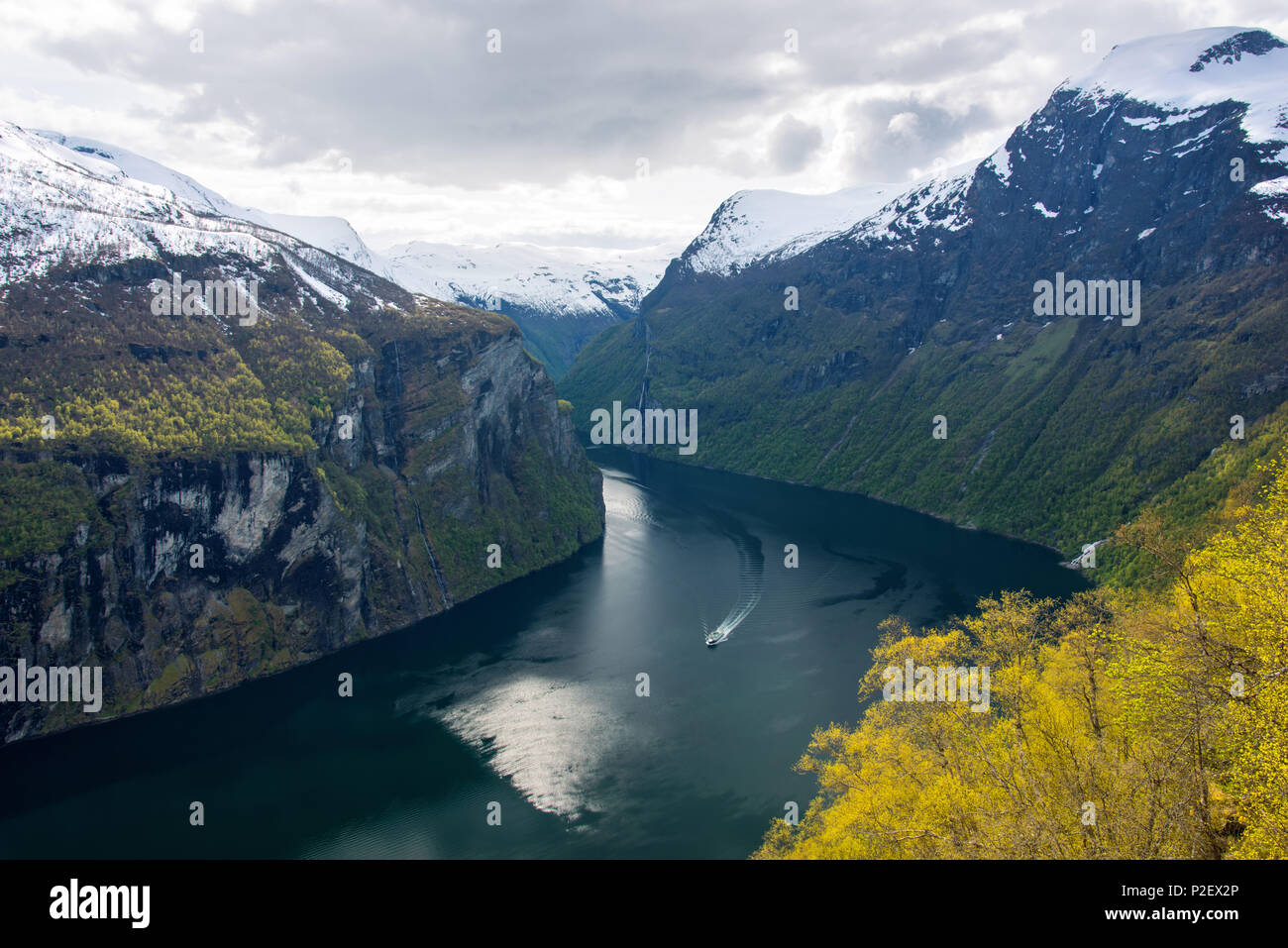 Il Geirangerfjord, nave, Fjord, montagne, Romsdal, Norvegia, Europa Foto Stock
