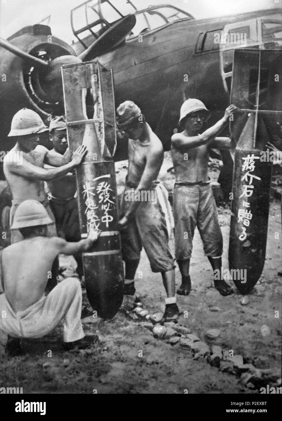 En el día de la celebración budista Bon (fiesta budista de los difuntos que se celebra el 15 de julio) los soldados cargan en los aviones bombas más grandes de lo Habitual dirigidas un Shokaiseki (primer Ministro de Taiwan) y a los EE.UU.. Foto Stock