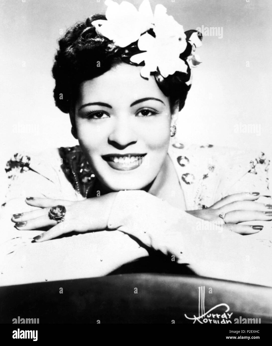 Billie Holiday pone per un ritratto in studio nel 1939. Foto Stock