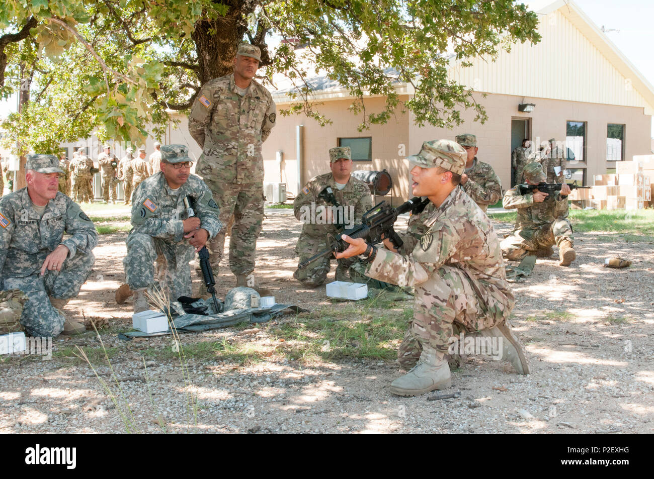 Stati Uniti I soldati assegnati al 369 Supporto brigata, New York esercito Guardia Nazionale condotta precisione di tiro della formazione a Fort Hood, Texas a settembre, 16, 2016. Più di 300 soldati della brigata sono in conduzione post formazione di mobilitazione a Fort Hood per preparare una distribuzione in Kuwait. ( U.S. Esercito nazionale Guard foto di Sgt. Jeremy Bratt) Foto Stock