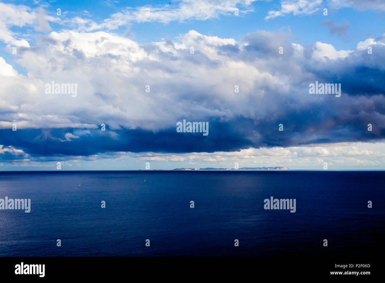 View all'isola disabitata di Cabrera lighthouse Cap Blanc, Maiorca, isole Baleari, Spagna Foto Stock