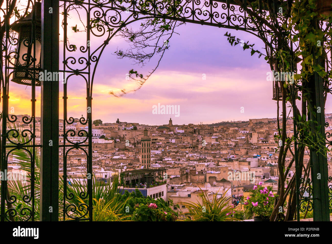 Magico tramonto finestra in Fez Marocco Foto Stock