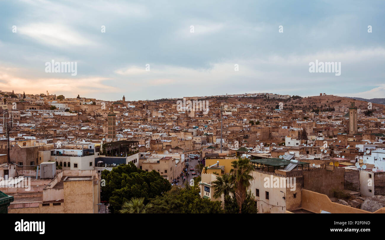 Vista panoramica della Medina di Fez in Marocco ( toni drammatici) Foto Stock